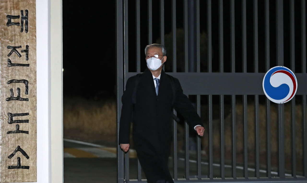월성 1호기 원전 경제성 평가 조작에 관여한 혐의 등에 대한 구속영장이 기각된 백운규 전 산업통상자원부(산업부) 장관이 9일 오전 대전 유성구 대전구치소를 나서고 있다. [연합]