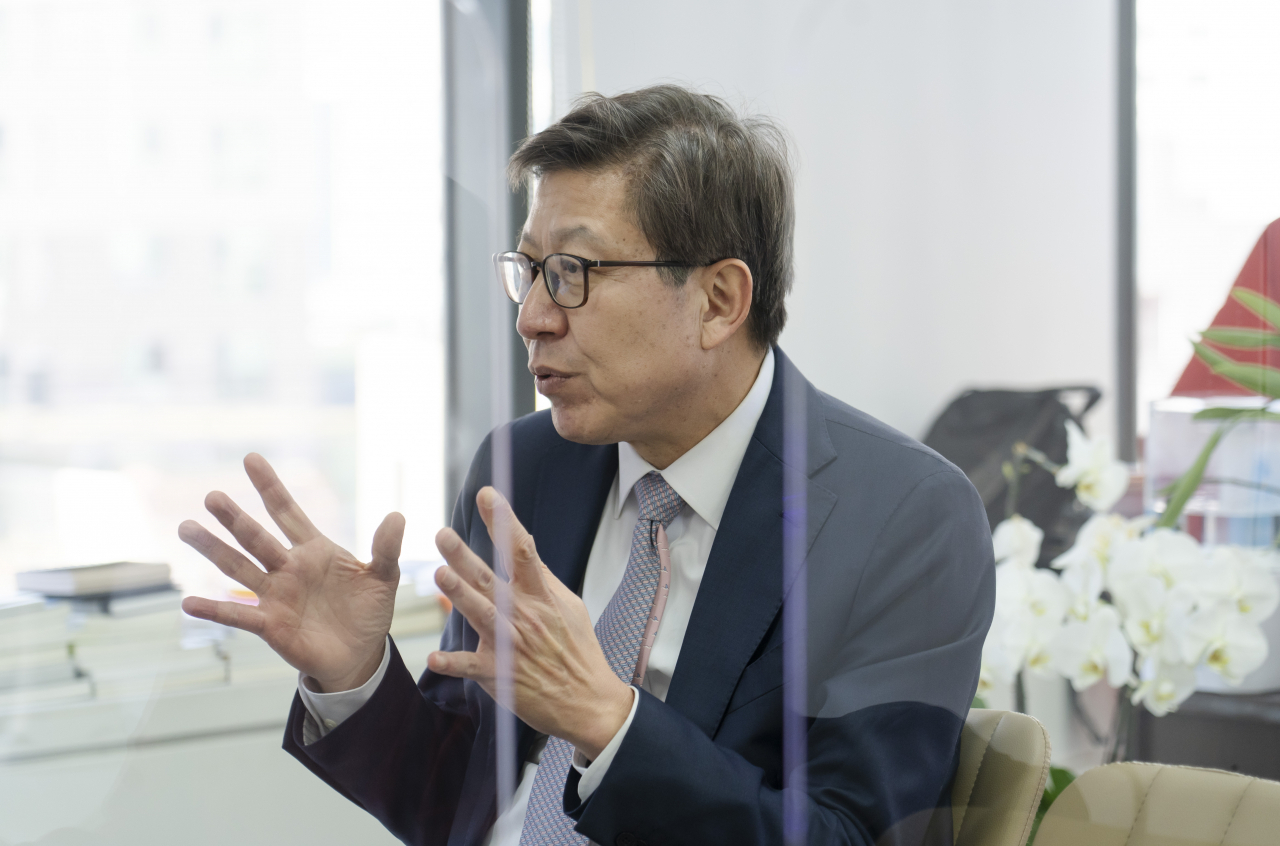 박형준 국민의힘 부산시장 예비후보가 지난 2월 3일 부산 부산진구 선거사무실에서 헤럴드경제와 인터뷰를 하고 있다. [박형준 캠프 제공]