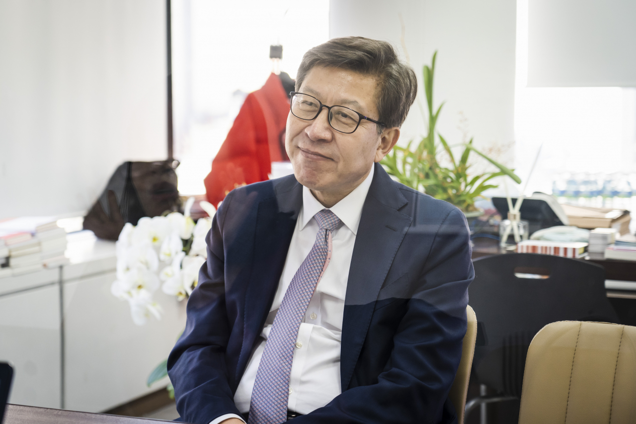 박형준 국민의힘 부산시장 예비후보가 지난 3일 부산 부산진구 선거사무실에서 헤럴드경제와 인터뷰를 하고 있다. [박형준 캠프 제공]