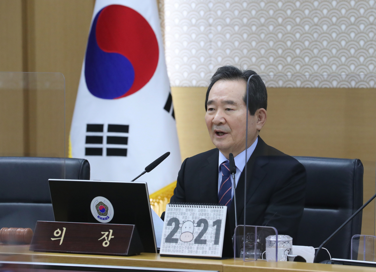 정세균 국무총리가 9일 오전 정부세종청사에서 서울과 영상으로 연결해 열린 국무회의를 주재하며 발언하고 있다. ［연합］