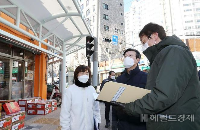 채현일 영등포구청장이 민원 현장을 찾아 해결방법을 모색하고 있다.[영등포구 제공]
