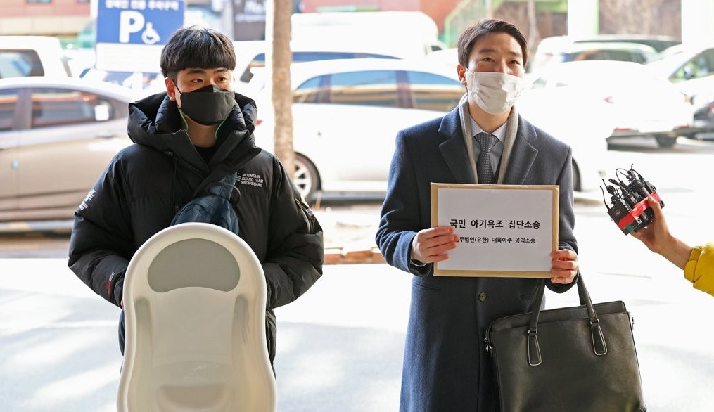 다이소 아기욕조 구매 피해자인 법무법인 대륙아주 이승익 변호사(오른쪽)가 9일 오전 서울 동작경찰서에서 제조업체와 유통업체를 상대로 한 형사고소장 제출 기자회견을 하고 있다. [연합]