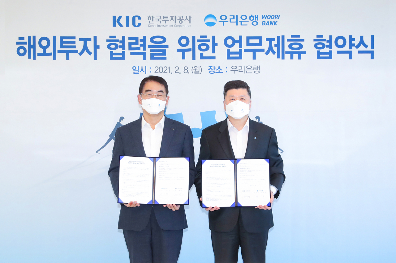 우리은행은 지난 8일 서울 중구 우리은행 본점 광통관에서 한국투자공사와 ‘해외투자 협력을 위한 업무제휴 협약식’을 맺었다. 권광석(오른쪽) 우리은행장과 최희남(왼쪽) 한국투자공사 사장이 기념촬영을 하고 있다.