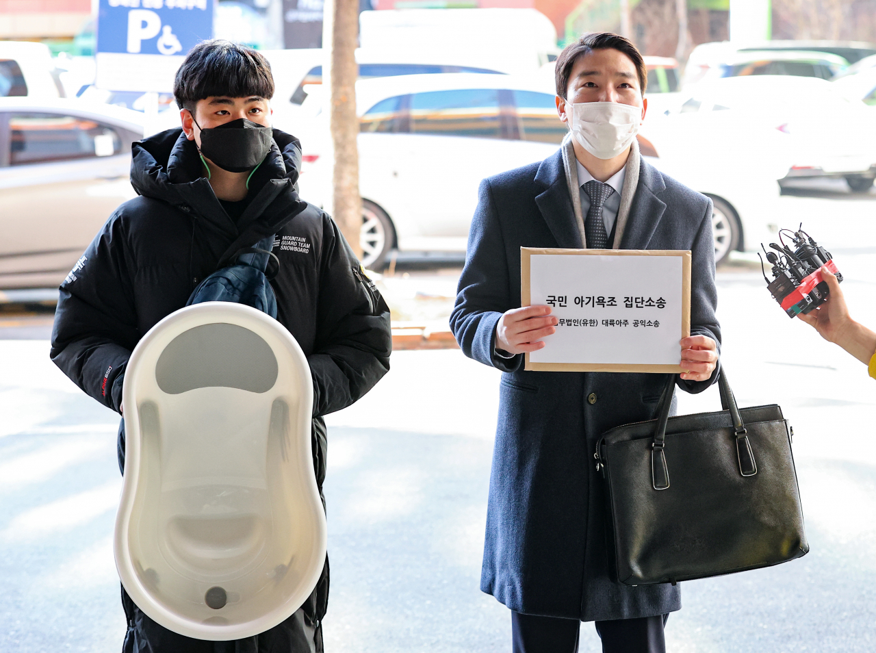 유해 화학물질이 검출된 아기욕조 구매 피해자 측 법률대리인인 이승익(오른쪽) 법무법인 대륙아주 변호사가 9일 오전 서울 동작경찰서에서 제조업체와 유통업체를 상대로 한 형사고소장 제출 기자회견을 하고 있다. [연합]