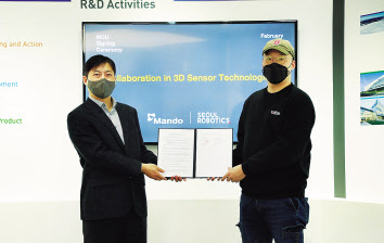 만도 R&D 강형진(왼쪽) 센터장과 서울로보틱스 이한빈 대표가 판교 만도 R&D센터에서 MOU 체결 후 기념촬영을 하고 있다. [한라그룹 제공]