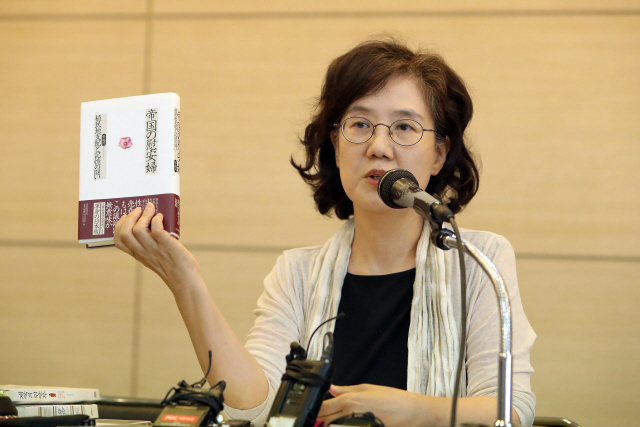 박유하 세종대 교수가 지난 2016년 서울 종로구 대한출판문화회관에서 연 기자간담회에서 저서 '제국의 위안부' 일본어판을 들어 보이고 있다. [연합]