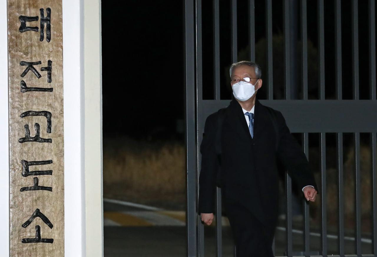 Former Energy Minister Paik Un-gyu walks out of a correctional facility in Daejeon after an arrest warrant request made against him was denied Tuesday morning. (Yonhap)