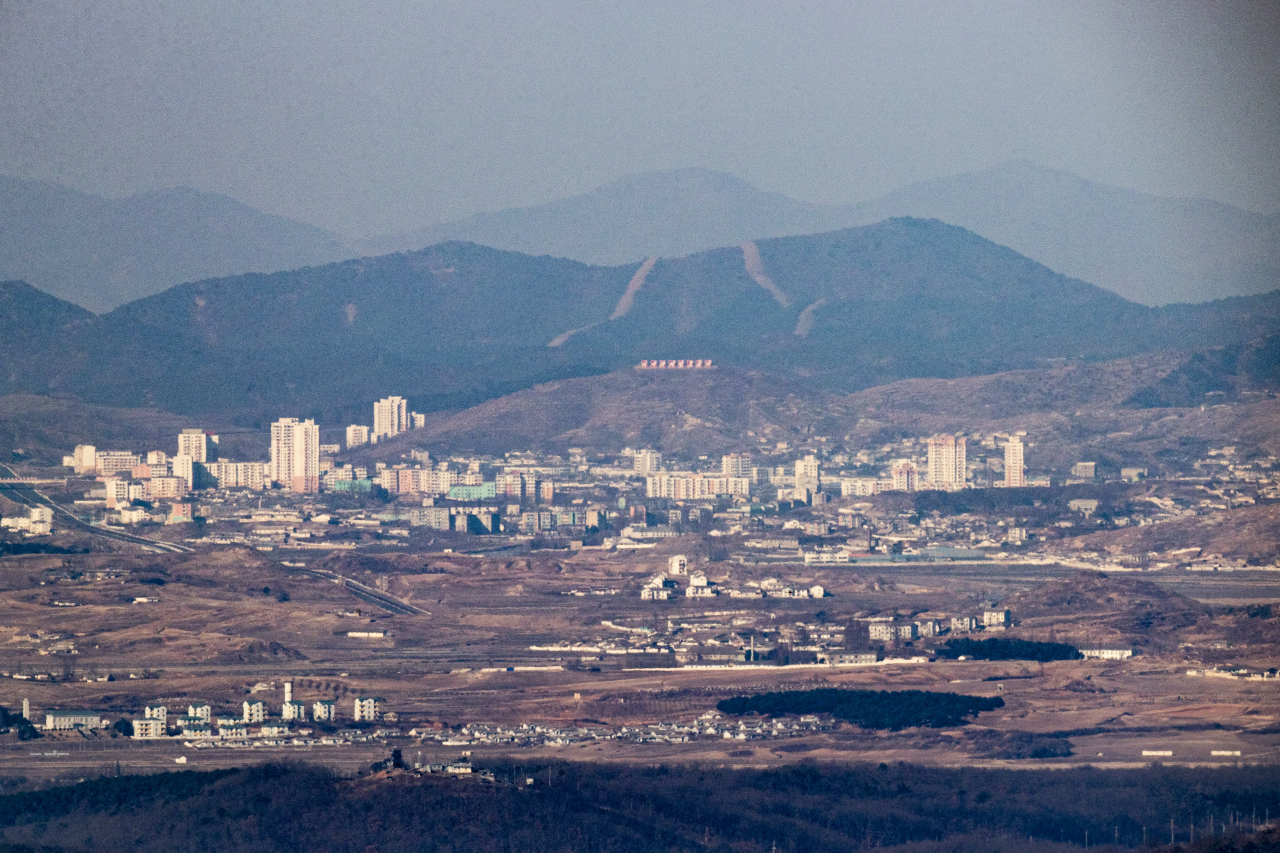 개성공단 가동 중단 5년을 앞둔 8일 경기도 파주시 접경지역에서 바라본 북한 개성 시내의 모습. [연합]