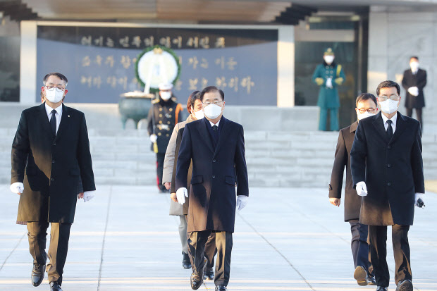 정의용 신임 외교부 장관(가운데)이 9일 오전 서울 동작동 국립현충원에서 참배를 했다. 정 장관은 이날 외교부에서 취임식을 갖고 본격적인 업무를 시작했다. [연합]