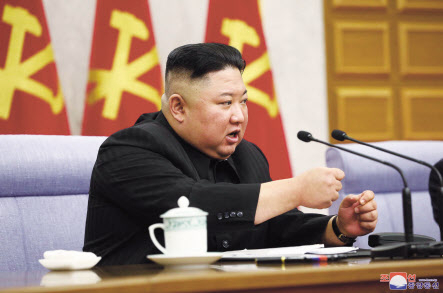 김정은 북한 국무위원장이 8일 당 중앙위원회 전원회의를 주재하던 중 주먹을 불끈 쥐고 있다. [연합]