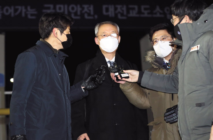 월성 1호기 원전 경제성 평가 조작에 관여한 혐의 등에 대한 구속영장이 기각된 백운규 전 산업통상자원부(산업부) 장관이 9일 오전 대전 유성구 대전구치소를 나서고 있다. [연합]