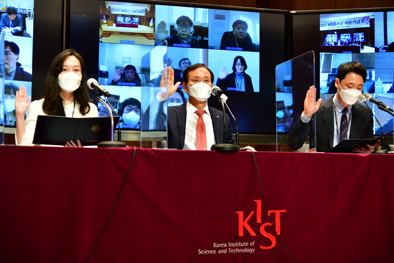 9일 열린 KIST 55주년 기념식에서 윤석진(가운데) 원장이 직원들과 함께 윤리헌장 선포식을 하고 있다.[KIST 제공]