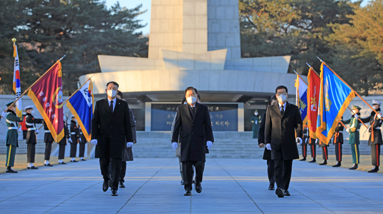 정의용 신임 외교부 장관(가운데)이 9일 오전 서울 동작동 국립현충원에서 참배를 마친 뒤 나서고 있다. [연합]