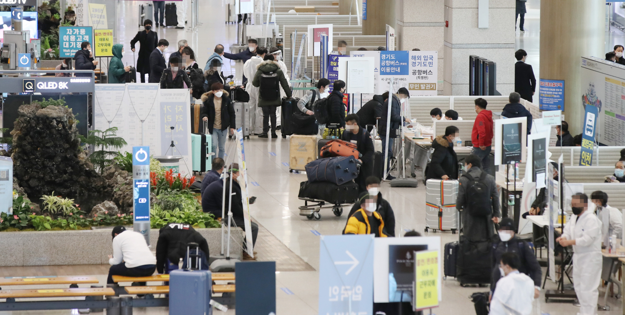 설 연휴를 이틀 앞둔 9일 오전 인천국제공항 제1터미널 입국장이 분주하다. [연합]