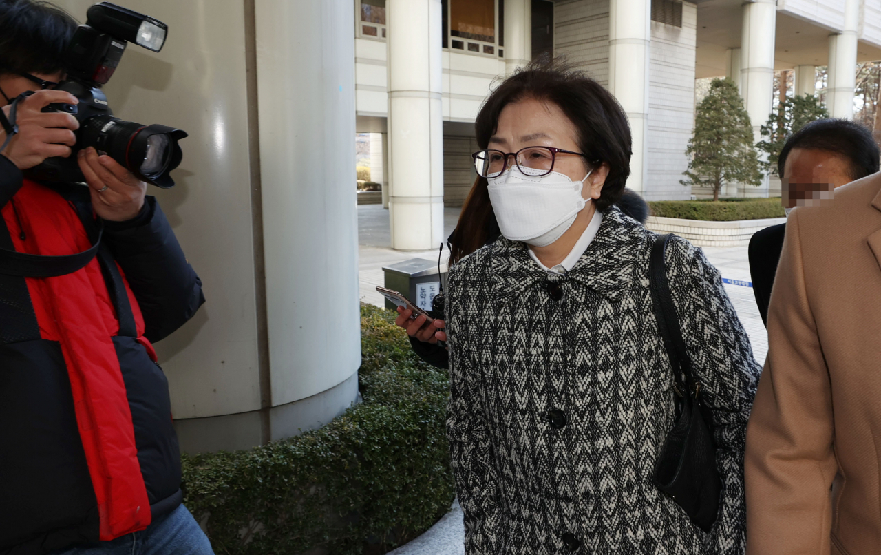 '환경부 블랙리스트' 사건으로 재판에 넘겨진 김은경 전 환경부 장관이 9일 오후 서초구 서울중앙지방법원에서 열린 직권남용 권리행사방해 혐의에 관한 선고 공판에 출석하기 위해 법정으로 향하고 있다.[연합]
