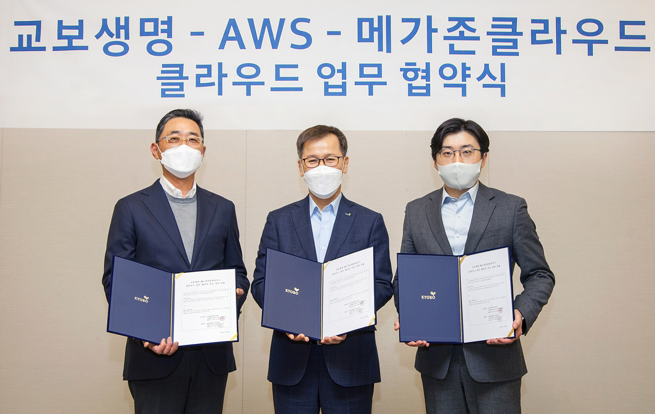 교보생명이 전 세계 클라우드 서비스 인프라 1위 기업인 아마존의 퍼블릭 클라우드 서비스를 도입한다고 9일 밝혔다. 왼쪽부터 함기호 AWS코리아 대표, 권창기 교보생명 DT지원실장, 이주완 메가존클라우드 대표. [교보생명 제공]