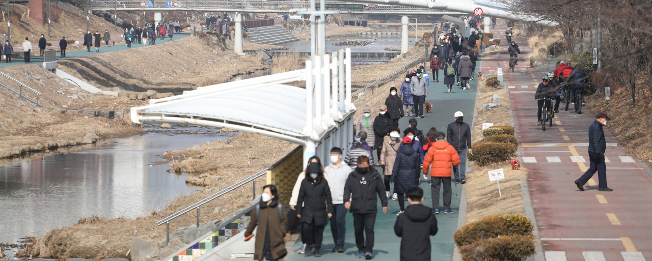 포근한 날씨를 보인 지난 7일 불광천에서 시민들이 산책하고 있다. [연합]