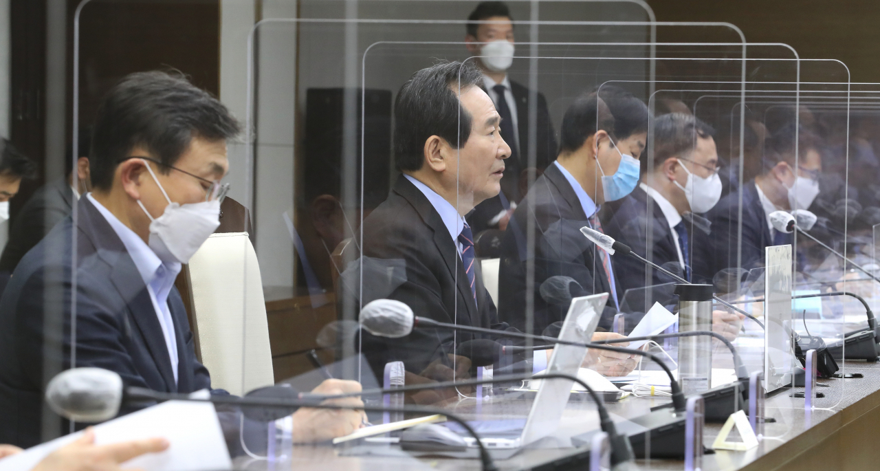 정세균 국무총리(왼쪽 두번째)가 9일 오후 정부세종청사에서 열린 코로나19 백신·치료제 상황점검 회의를 주재하며 발언하고 있다. ［연합］