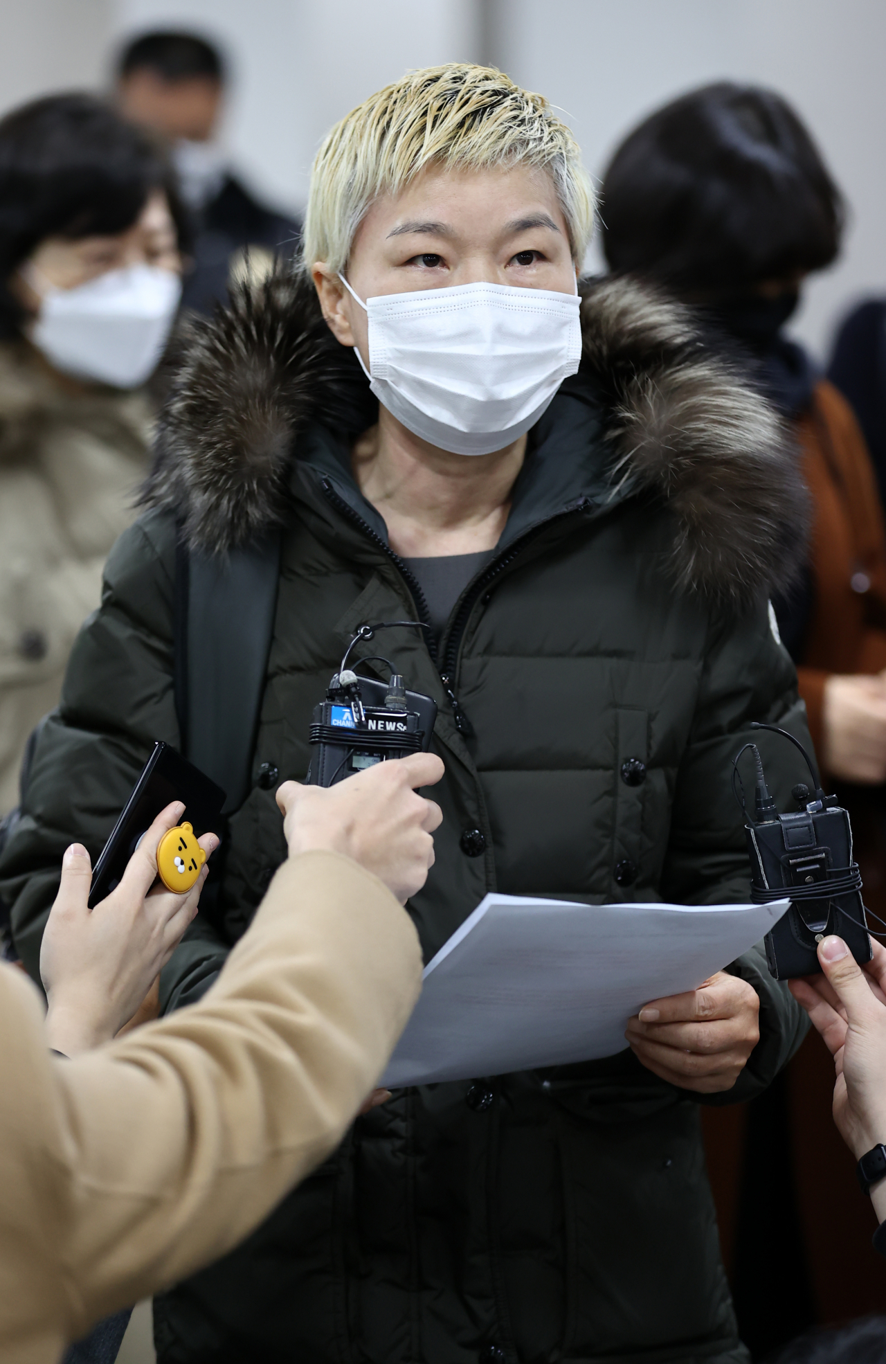 동료 공무원을 성폭행한 혐의로 기소된 전직 서울시장 비서실 직원이 지난달 14일 오전 서울중앙지법에서 징역 3년 6개월을 선고받고 법정 구속됐다. 재판이 끝난 후 피해자 측 변호인인 김재련 변호사가 기자들 앞에서 입장을 밝히는 모습. [연합]