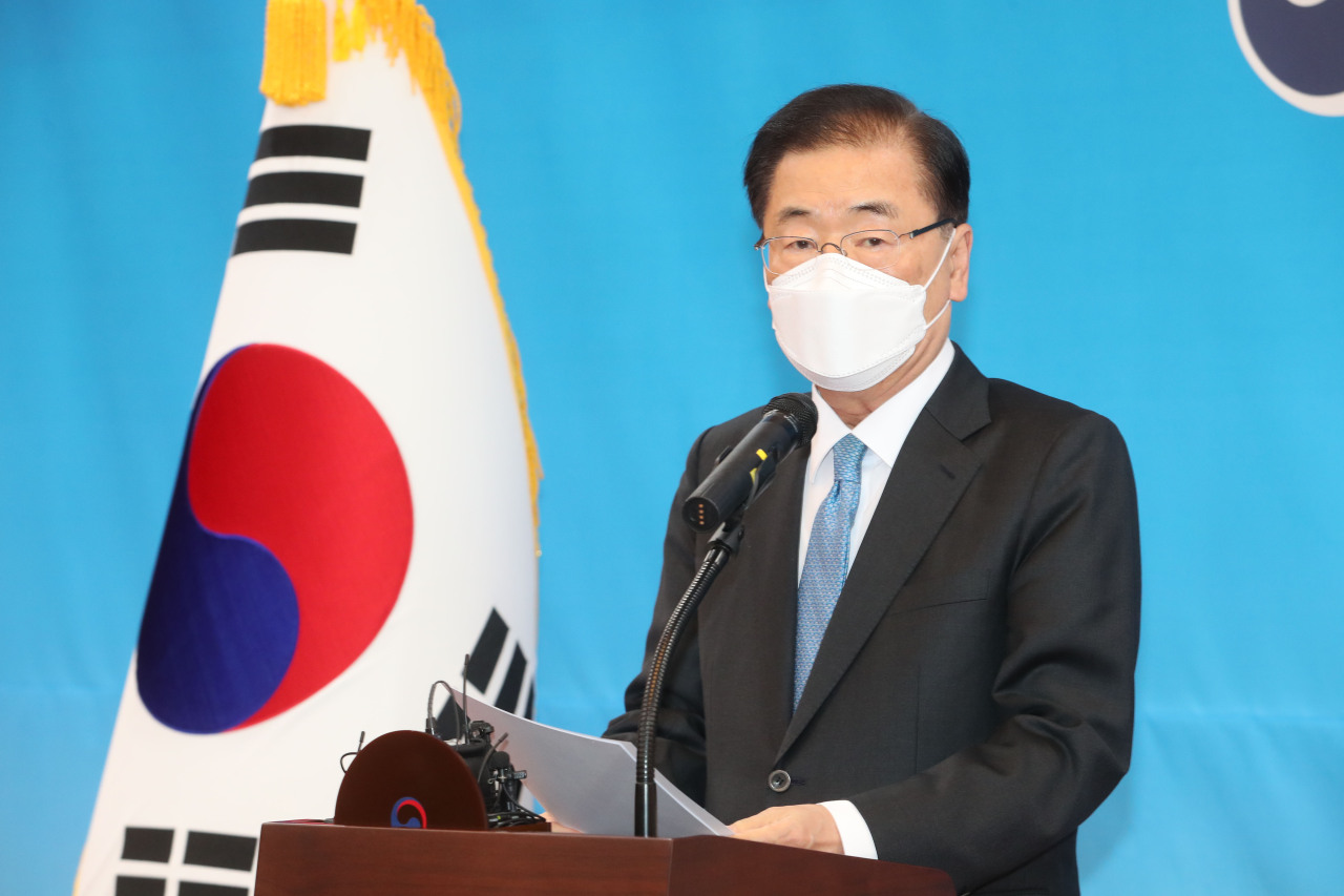 Foreign Minister Chung Eui-yong delivers a speech during his inauguration ceremony at the foreign ministry building on Tuesday. (Yonhap)
