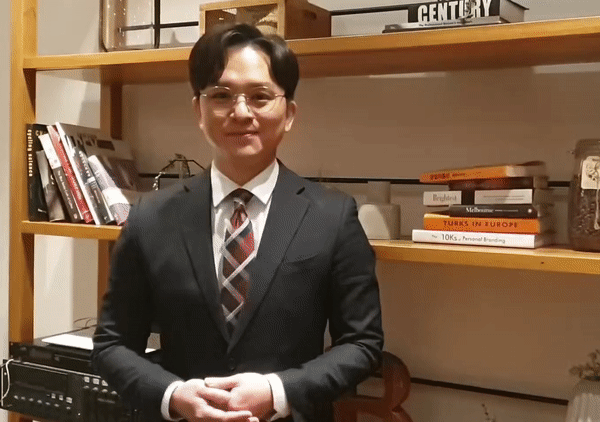 지난 8일 권 통역사를 다시 만났다. 그에게 수어로 “새해 복 많이 받으세요”를 표현해 달라고 부탁했다. [박준규 기자]