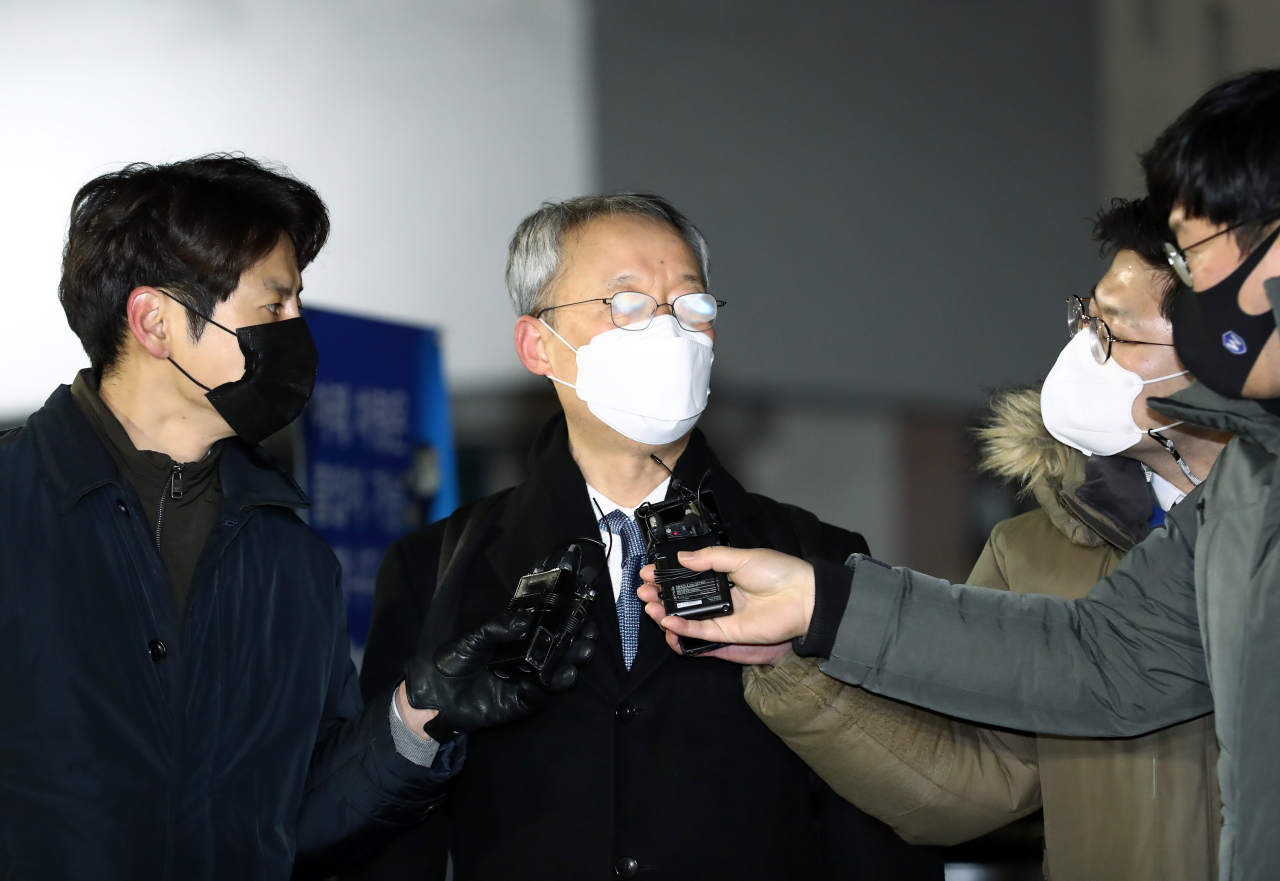월성 1호기 원전 경제성 평가 조작에 관여한 혐의 등에 대한 구속영장이 기각된 백운규 전 산업통상자원부(산업부) 장관이 9일 오전 대전 유성구 대전구치소를 나서며 기자 질문에 답하고 있다. [연합]
