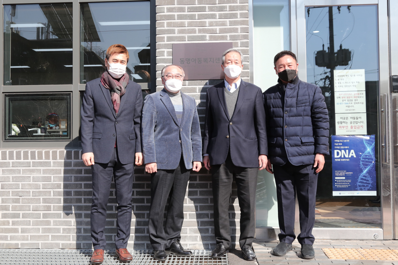 [사진살명] 정몽준 아산사회복지재단 이사장은 9일 설을 앞두고 허정무 대전하나시티즌 이사장, 김병지 대한축구협회 부회장과 함께 서울시 관악구 동명아동복지센터를 방문해 축구공과 과일 등 선물을 전달하고 아동들을 격려했다. (왼쪽부터) 김병지 대한축구협회 부회장, 김광빈 동명아동복지센터 원장, 정몽준 아산사회복지재단 이사장, 허정무 대전하나시티즌 이사장