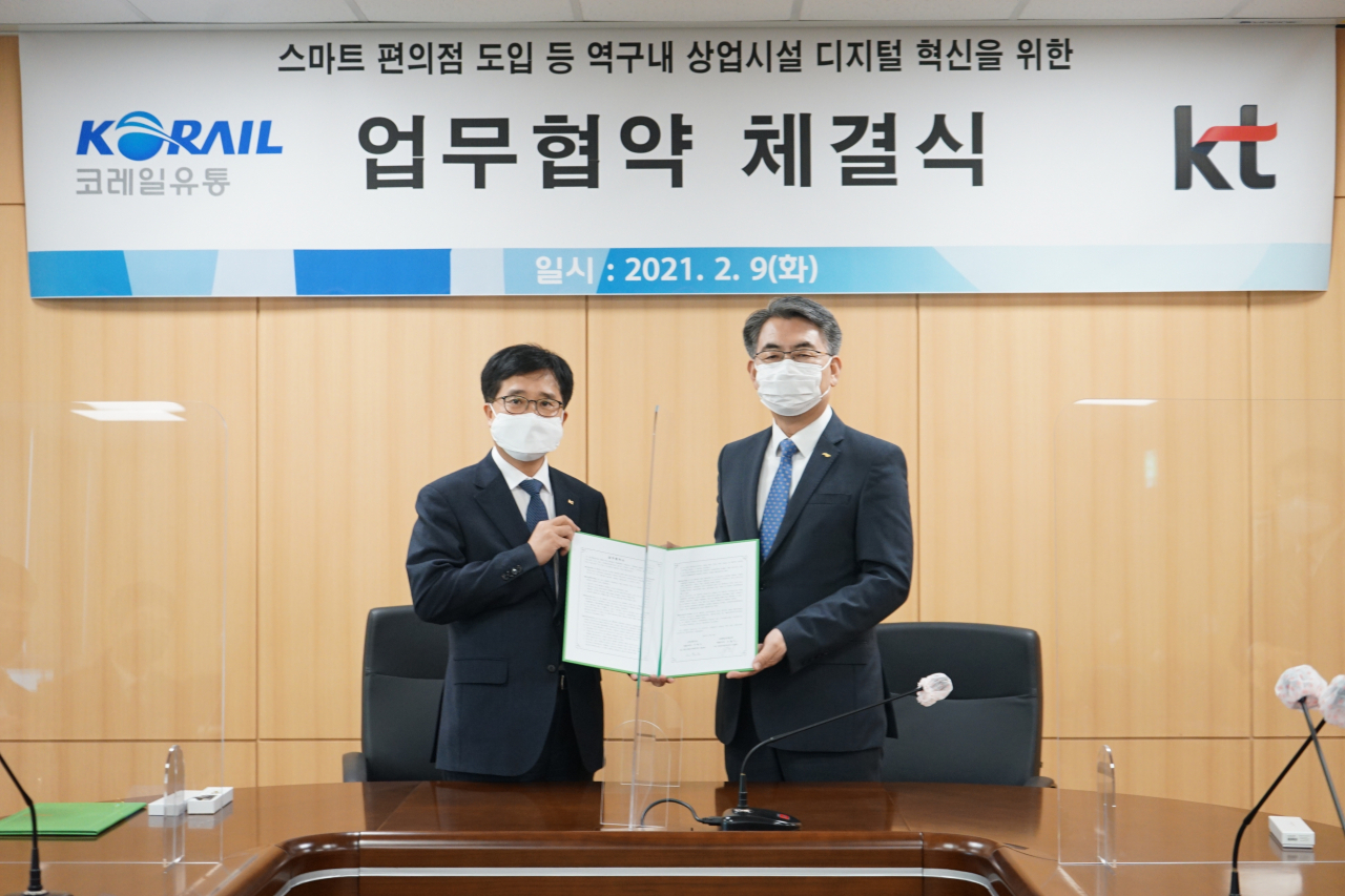 김준호(왼쪽) KT Enterprise부문 공공금융고객본부장 상무와 이광희 코레일유통 다원사업본부장이 무인 편의점 도입 등 전국 철도역사 내 상업 시설의 디지털 혁신을 위한 업무협약을 체결하고 기념 촬영을 하고 있다. [KT 제공]
