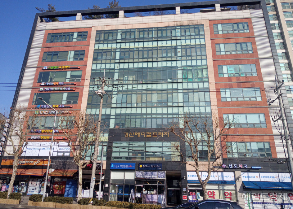중앙로 상가건 간판을 LED 간판으로 바꿔 단 모습. [구로구 제공]