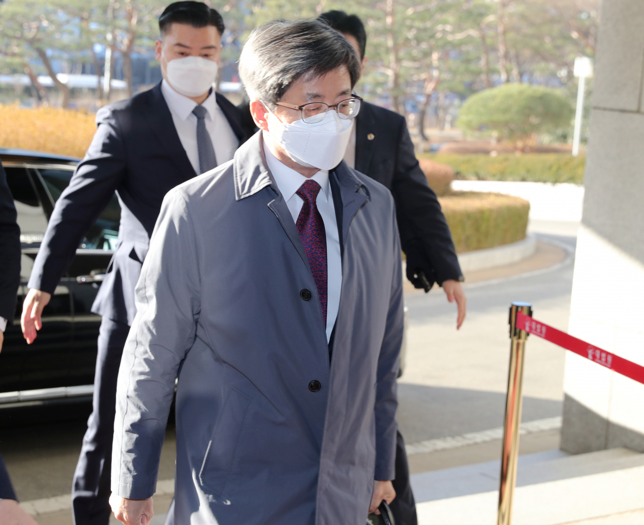 김명수 대법원장이 9일 오전 서울 서초구 대법원으로 출근하고 있다. [연합]