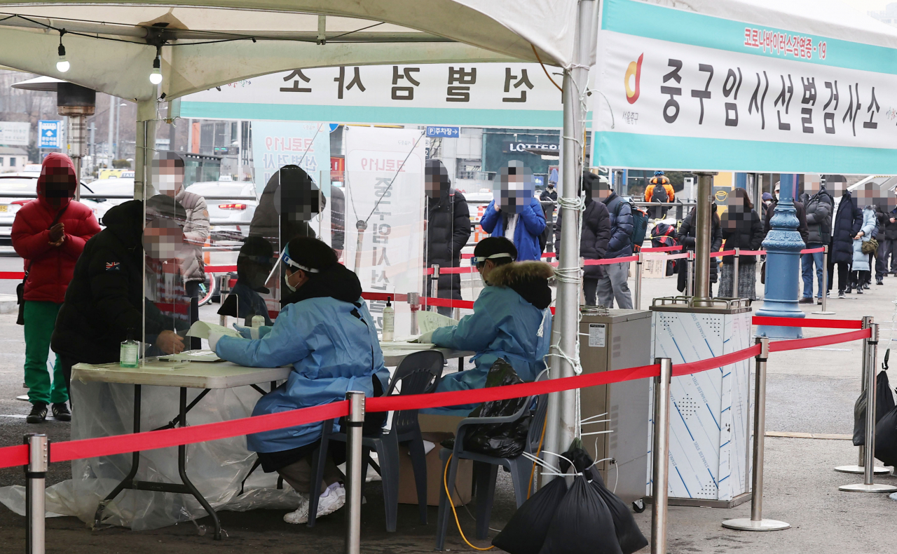 지난 10일 오전 서울역 임시선별검사소에서 시민들이 신종 코로나바이러스 감염증(코로나19) 검사를 하기 위해 줄지어 서있다. [사진=연합뉴스]
