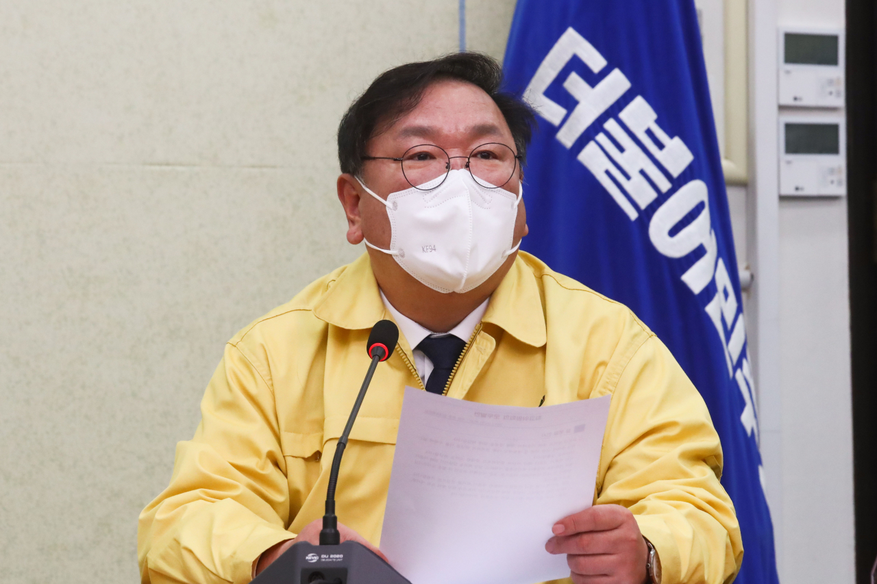 김태년 더불어민주당 원내대표가 10일 오전 국회에서 열린 최고위원회의에서 발언하고 있다. 이상섭 기자
