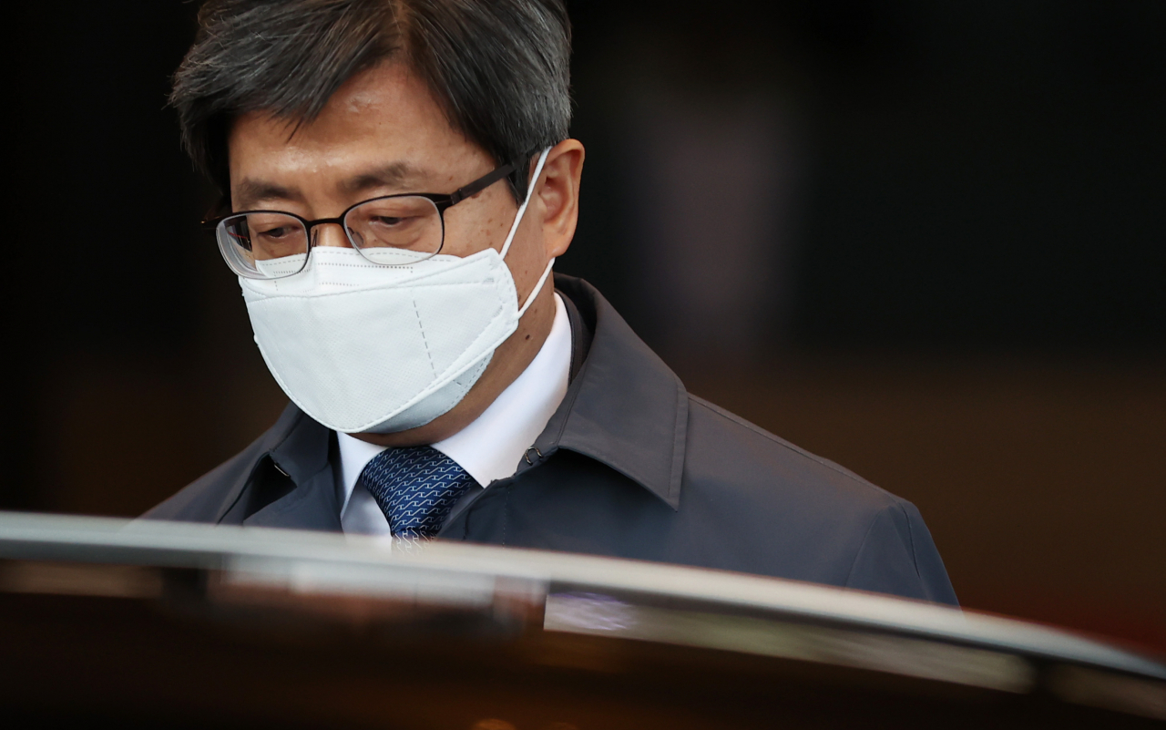 김명수 대법원장이 8일 오후 서초동 대법원에서 퇴근하고 있다. [연합]