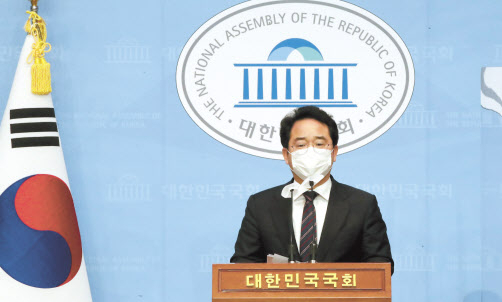 더불어민주당 민병덕 의원이 지난달 22일 오후 국회 소통관에서 코로나바이러스 감염증 극복을 위한 손실보상 및 상생에 관한 특별법안 발의 기자회견을 하고 있다. [연합]