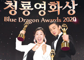 9일 영종도 파라다이스시티에서 열린 제41회 청룡영화상 시상식에서 각각 여우주연상과 남우주연상을 수상한 배우 라미란과 유아인이 포즈를 취하고 있다. [연합]