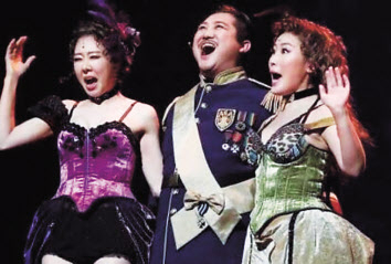 5년차 뮤지컬 배우 김재우(가운데)는 ‘피자 배달’ 알바 3주차에 접어들었다. [김재우 제공]