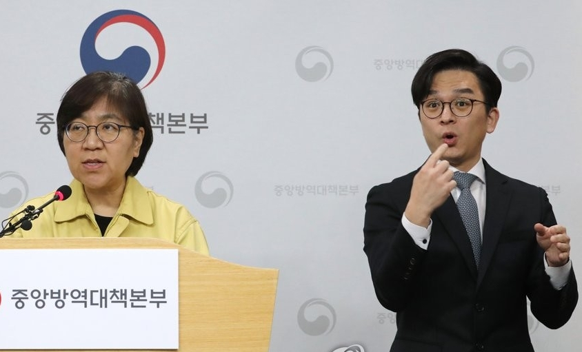 지난해 중앙방역대책본부 브리핑에서 정은경 본부장(왼쪽) 옆에서 수어 통역을 하고 있는 권동호 통역사. [연합]