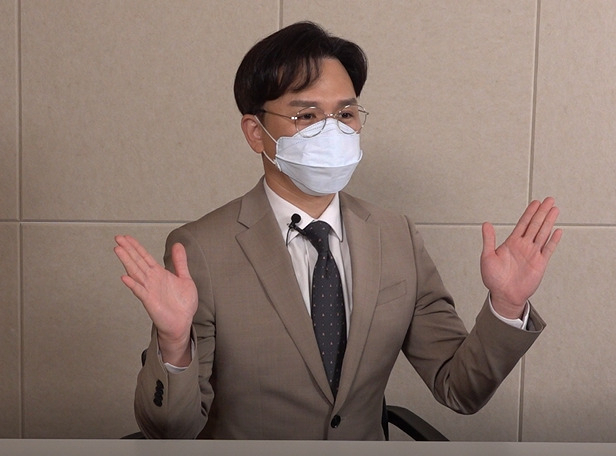 지난달 28일 서울 용산구 헤럴드스퀘어에서 만난 권동호 통역사 [김성우 기자]