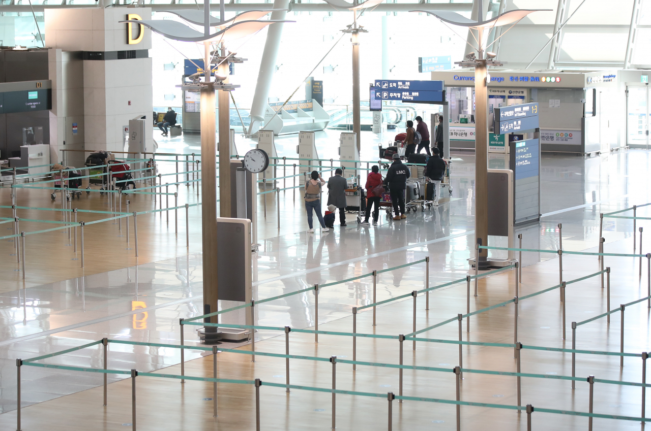 설 연휴를 이틀 앞둔 지난 9일 오전 인천국제공항 제1터미널 출국장이 한산하다. [연합]