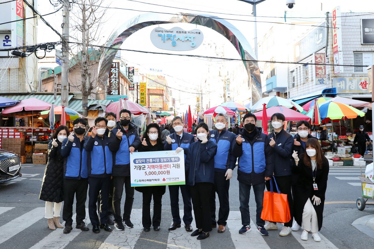 한국수력원자력㈜ 고리원자력본부는 9일 오후 설을 앞두고 부산 기장시장에서 ‘설맞이 전통시장 장보기 행사’를 열고 재래시장 이용을 권장하는 캠페인을 펼쳤다. 정재훈 사장(사진 가운데), 박인식 고리원자력본부장(오른쪽에서 다섯 번째), 김종배 고리본부 노조위원장(왼쪽에서 다섯 번째)과 직원들이 행사 후 기념촬영을 하고 있다. [고리본부 제공]
