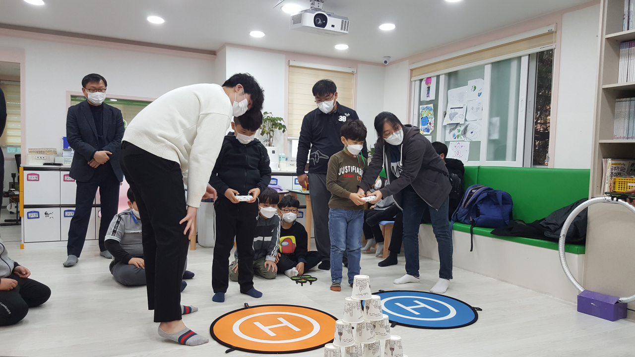 동서대(총장 장제국) LINC+사업단이 실시한 드론체험교실 모습. [동서대 제공]