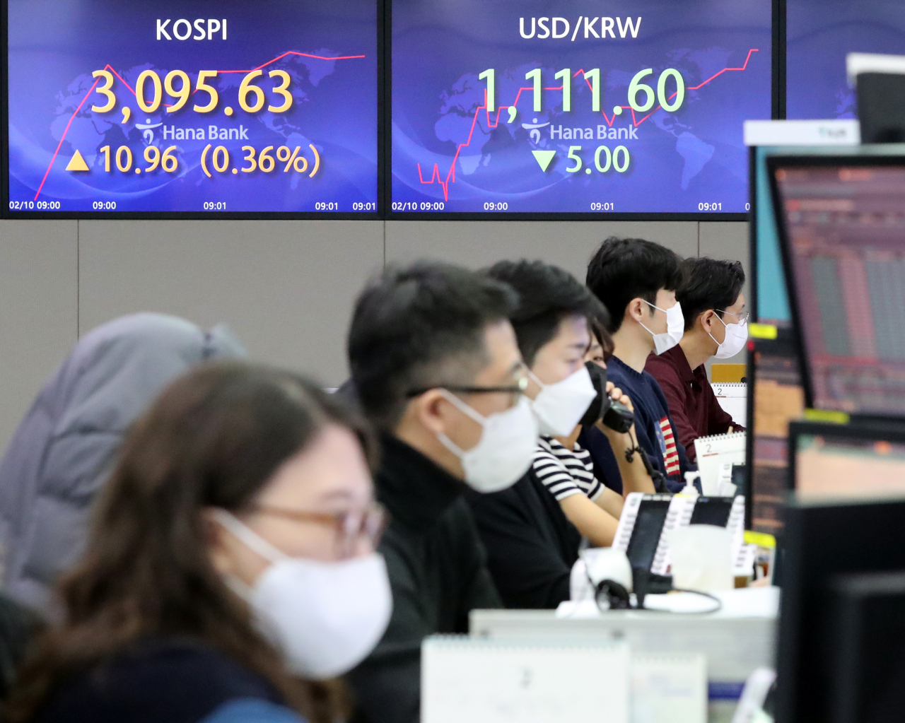 [사진=서울 중구 하나은행 본점 딜링룸.] [연합]