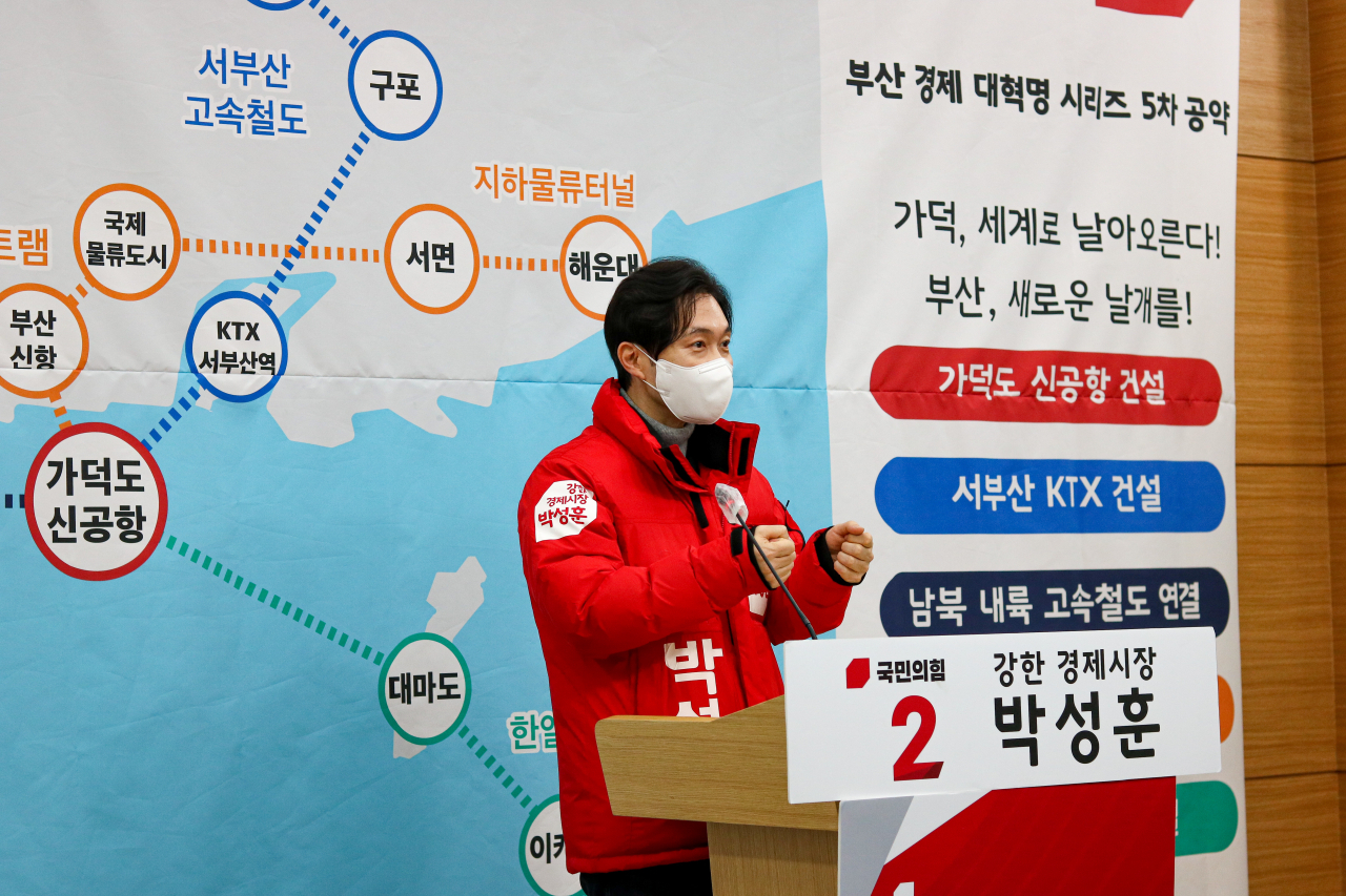 가덕도 신공항을 중심으로 하는 글로벌 교통 혁명 공약 ‘G-WING 5 프로젝트’를 발표하는 박성훈 부산시장 예비후보 [박성훈 예비후보 제공]