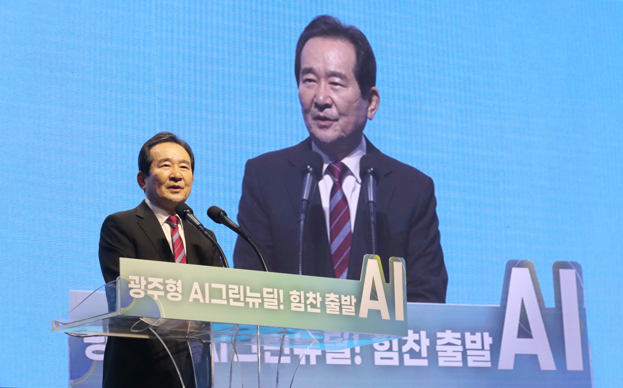 정세균 국무총리가 10일 오후 광주광역시 서구 김대중컨벤션센터에서 열린 빛고을 수소연료전지 발전소 투자협약 및 착수식 행사에서 축사하고 있다. ［연합］