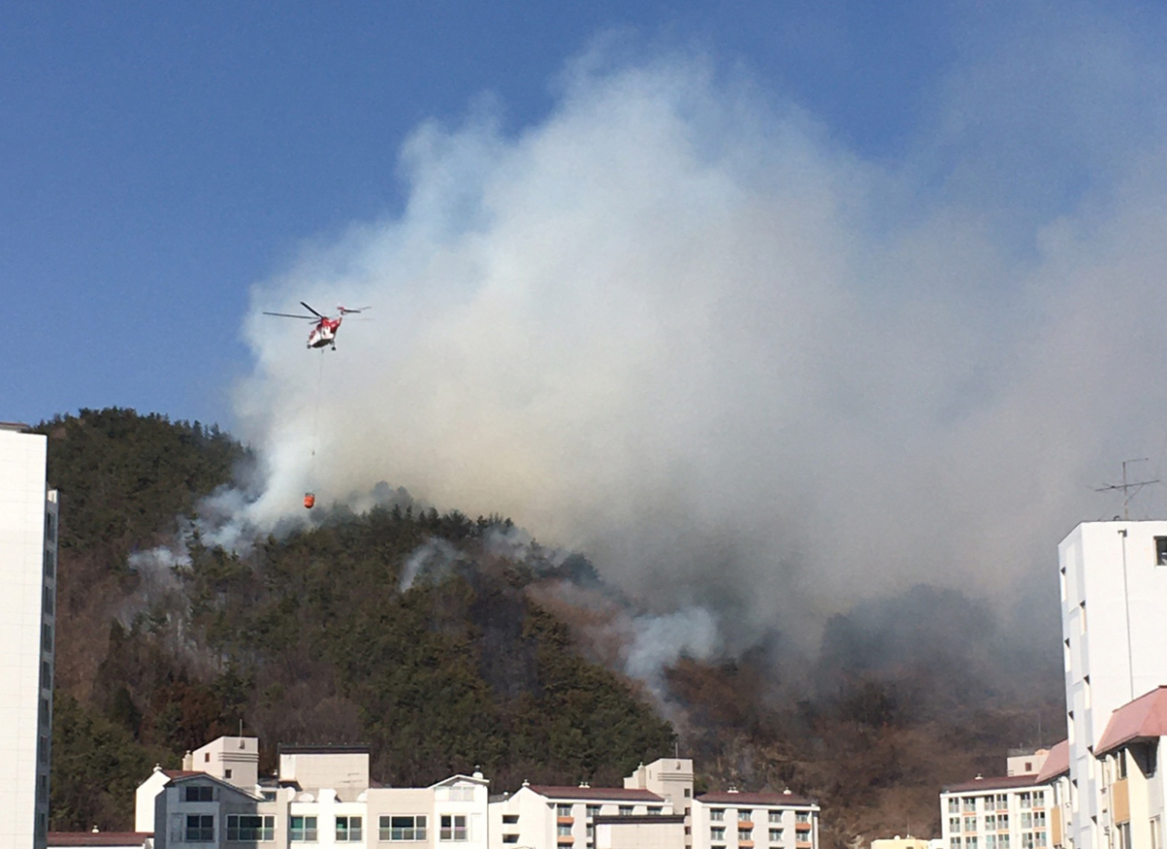 10일 낮 12시42분께 전남 광양시 마동 가야산에서 산불이 발생해 헬기가 진화 작업을 하고 있다. [연합]