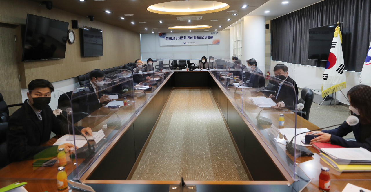 지난 10일 오전 충북 청주시 식품의약품안전처 회의실에서 열린 아스트라제네카 코로나19 백신에 대한 최종 허가 여부를 결정하기 위한 최종점검위원회 위원들이 회의를 하고 있다. [연합]