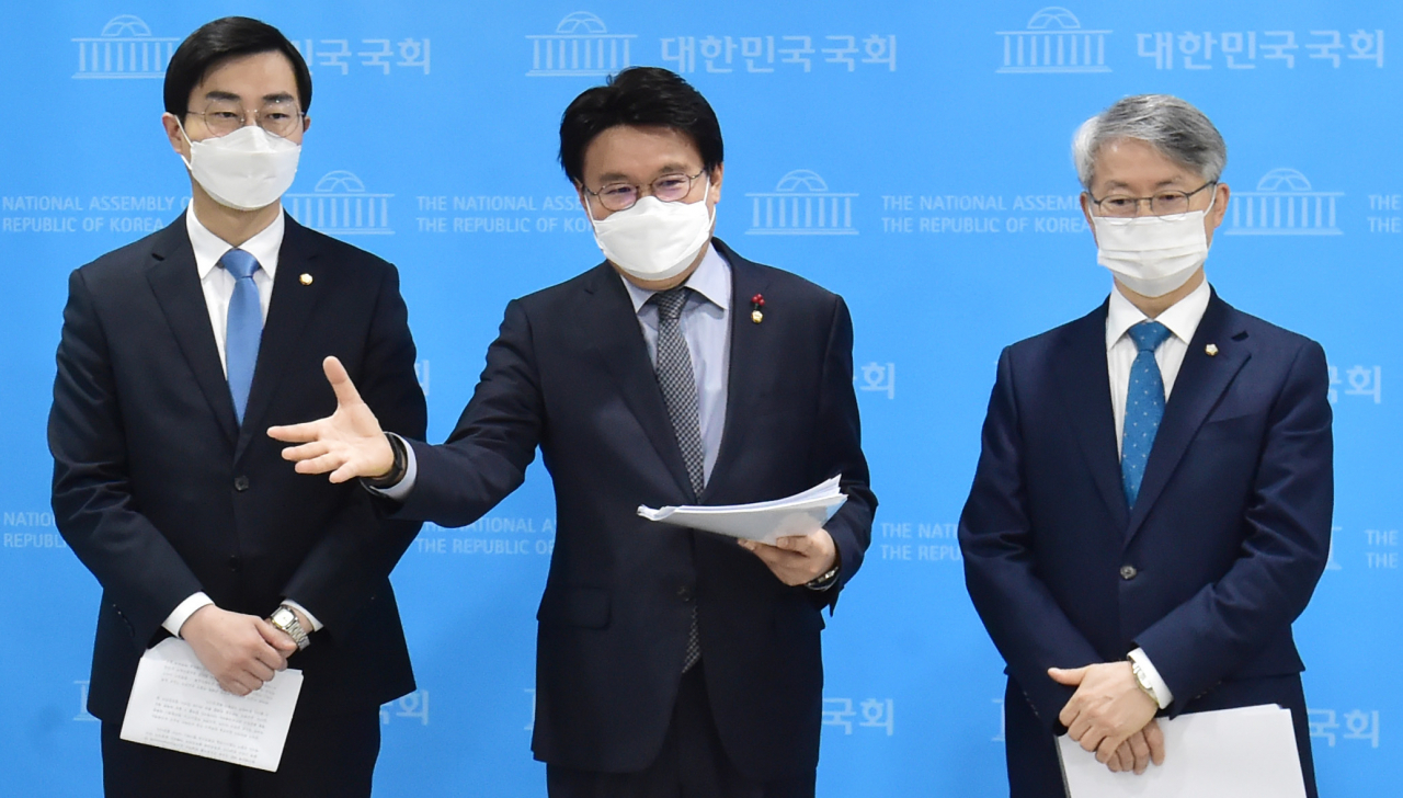 황운하 더불어민주당 의원이 지난 9일 서울 여의도 국회 소통관에서 중대범죄수사청법 발의 기자회견을 마친 뒤 취재진 질의에 답변하고 있다. 이상섭 기자
