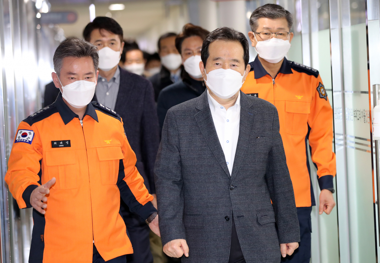 정세균 국무총리가 설 연휴 첫날인 11일 설 연휴 비상 근무자를 격려하기 위해 서울시 서대문구 서대문소방서를 방문하고 있다.［연합］