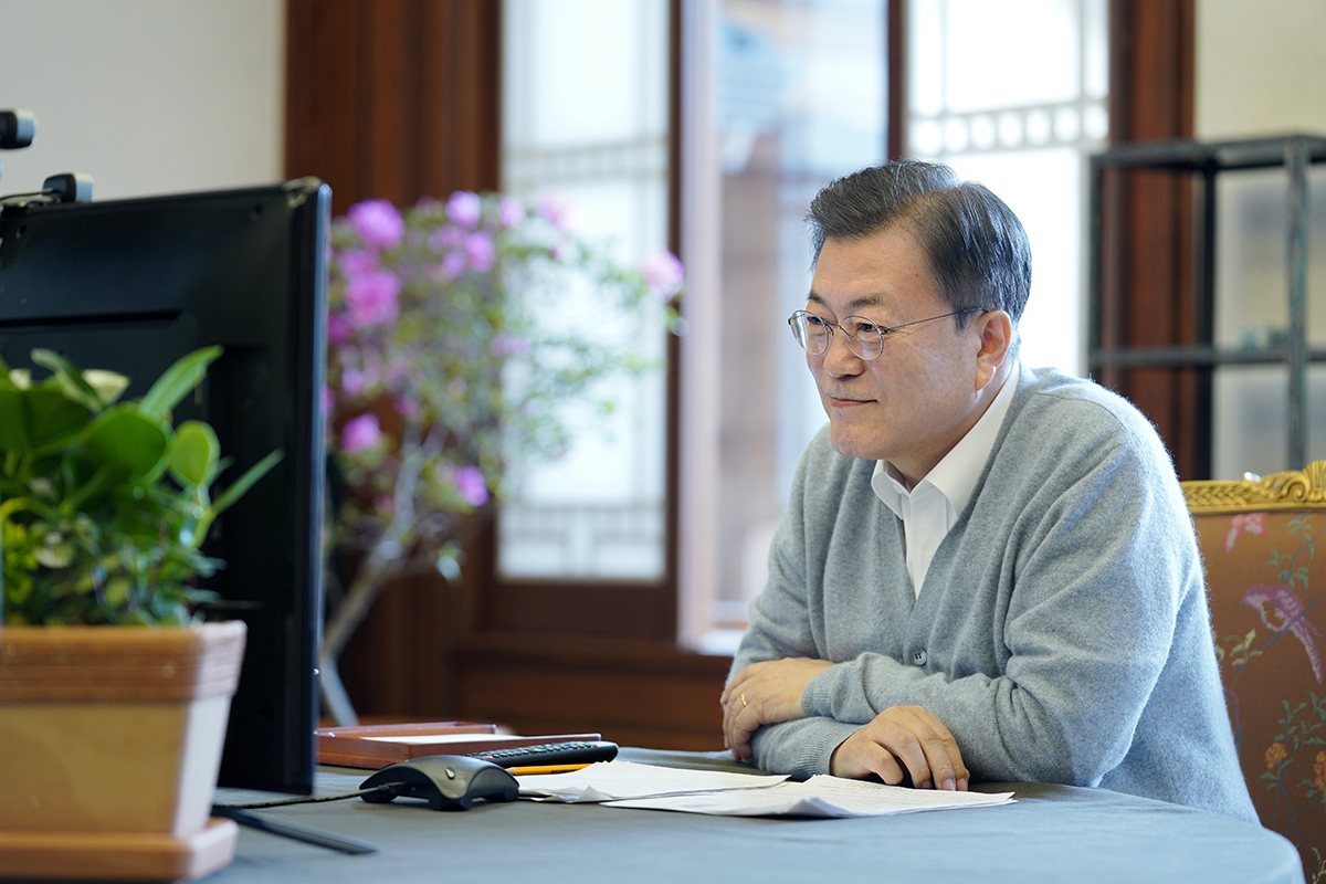 문재인 대통령이 11일 오전 국민 8명과 영상통화를 진행했다. [청와대 제공]
