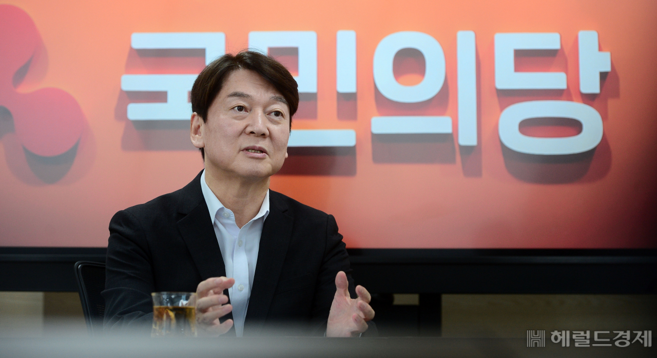안철수 국민의당 대표가 지난 11월 13일 서울 영등포구 국민의당 당사에서 헤럴드경제와 인터뷰를 하고 있다. [이상섭 기자 babtong@heraldcorp.com]